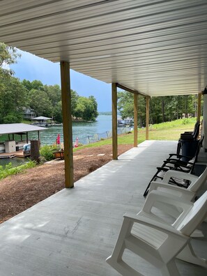 Property grounds - Mid lake, pet friendly 4 bedroom, 3 bath with protected swim area (Dadeville)