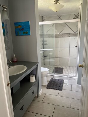 Kombinert dusj/badekar, hårføner, håndklær og såpe