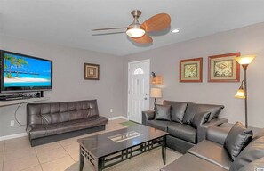 Téléviseur à écran plat, jeux vidéo, table de baby-foot