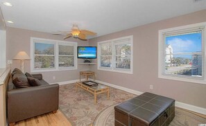 Televisión de pantalla plana, videojuegos, futbolito, mesa de ping pong