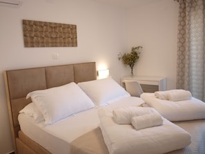 2 chambres, coffres-forts dans les chambres, fer et planche à repasser