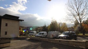 A parking lot with several cars and a building with a flat roof. - Ground floor, tv, ski locker, 23m², Val Cenis (Lanslevillard)
