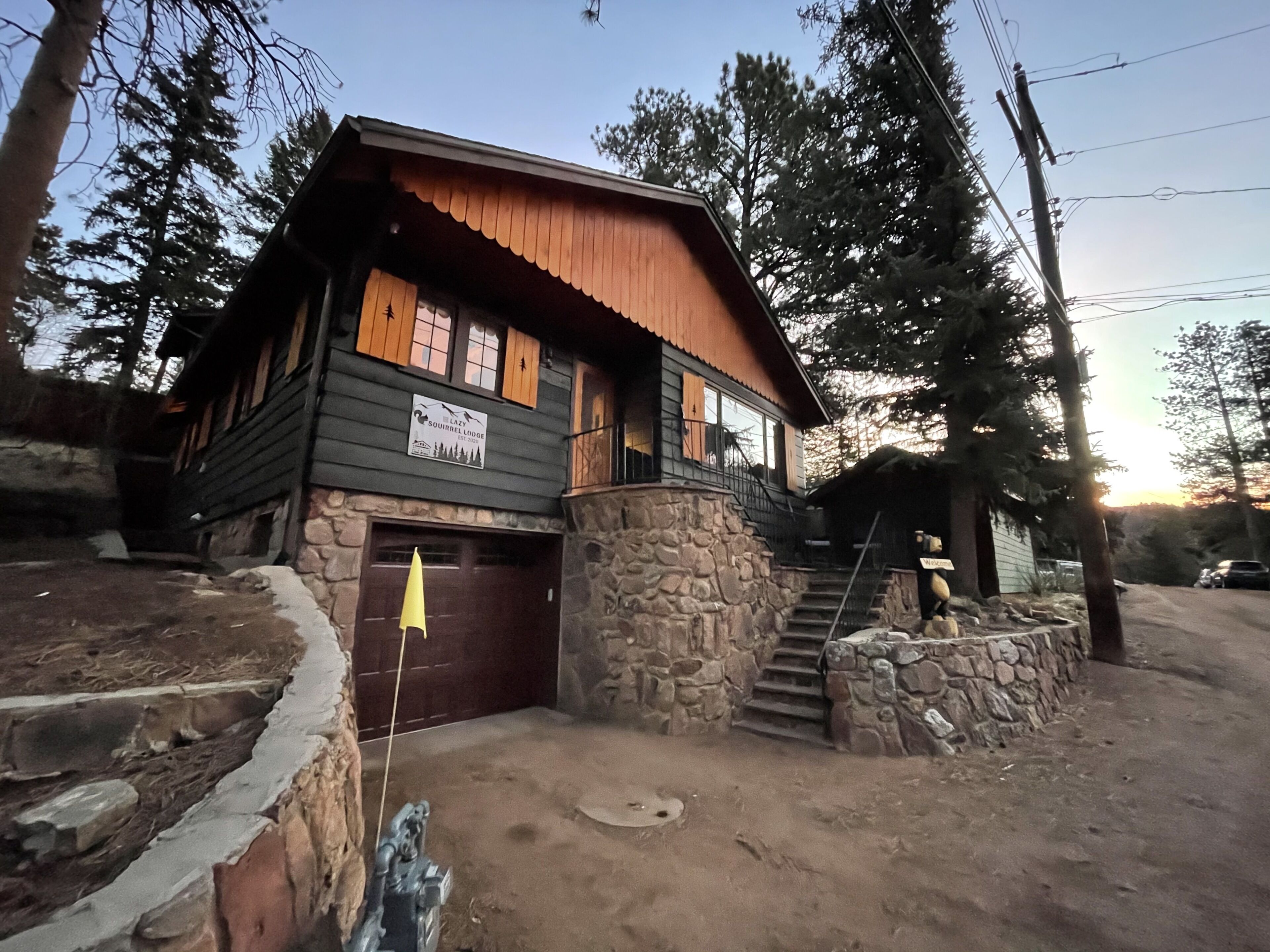 Lazy Squirrel Lodge - Getaway to a Cabin in the Mountains