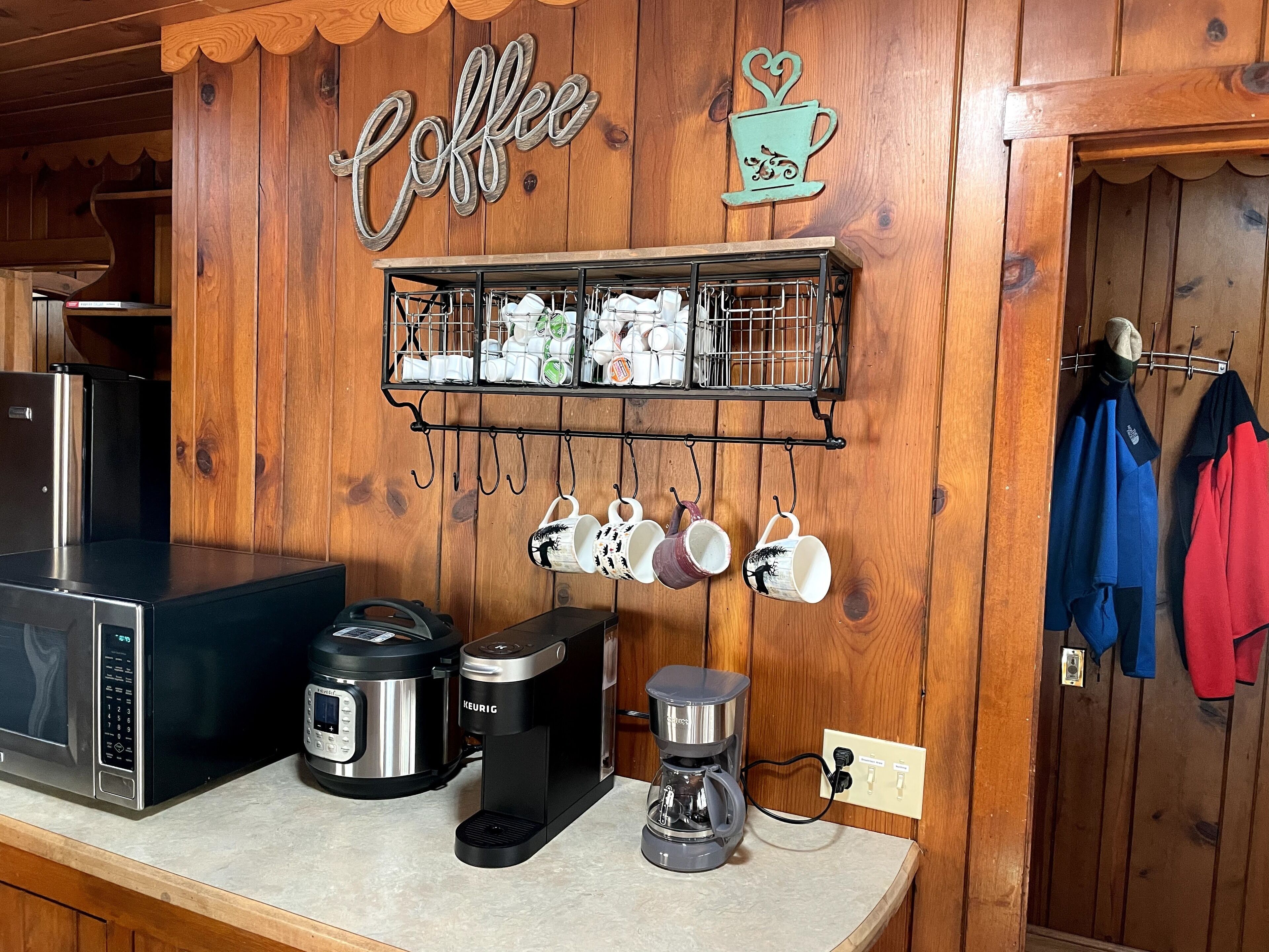 Lazy Squirrel Lodge - Getaway to a Cabin in the Mountains