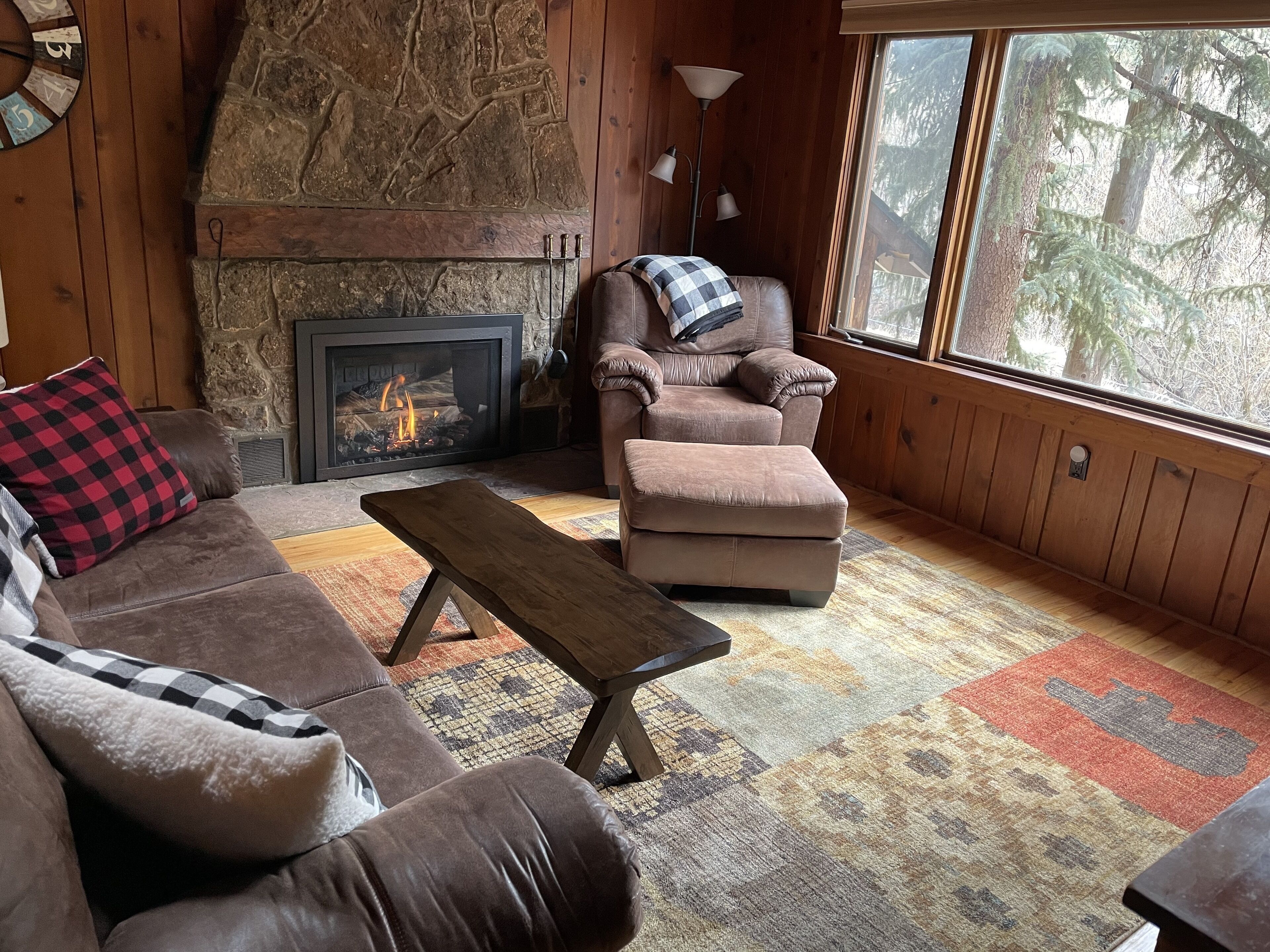 Lazy Squirrel Lodge - Getaway to a Cabin in the Mountains