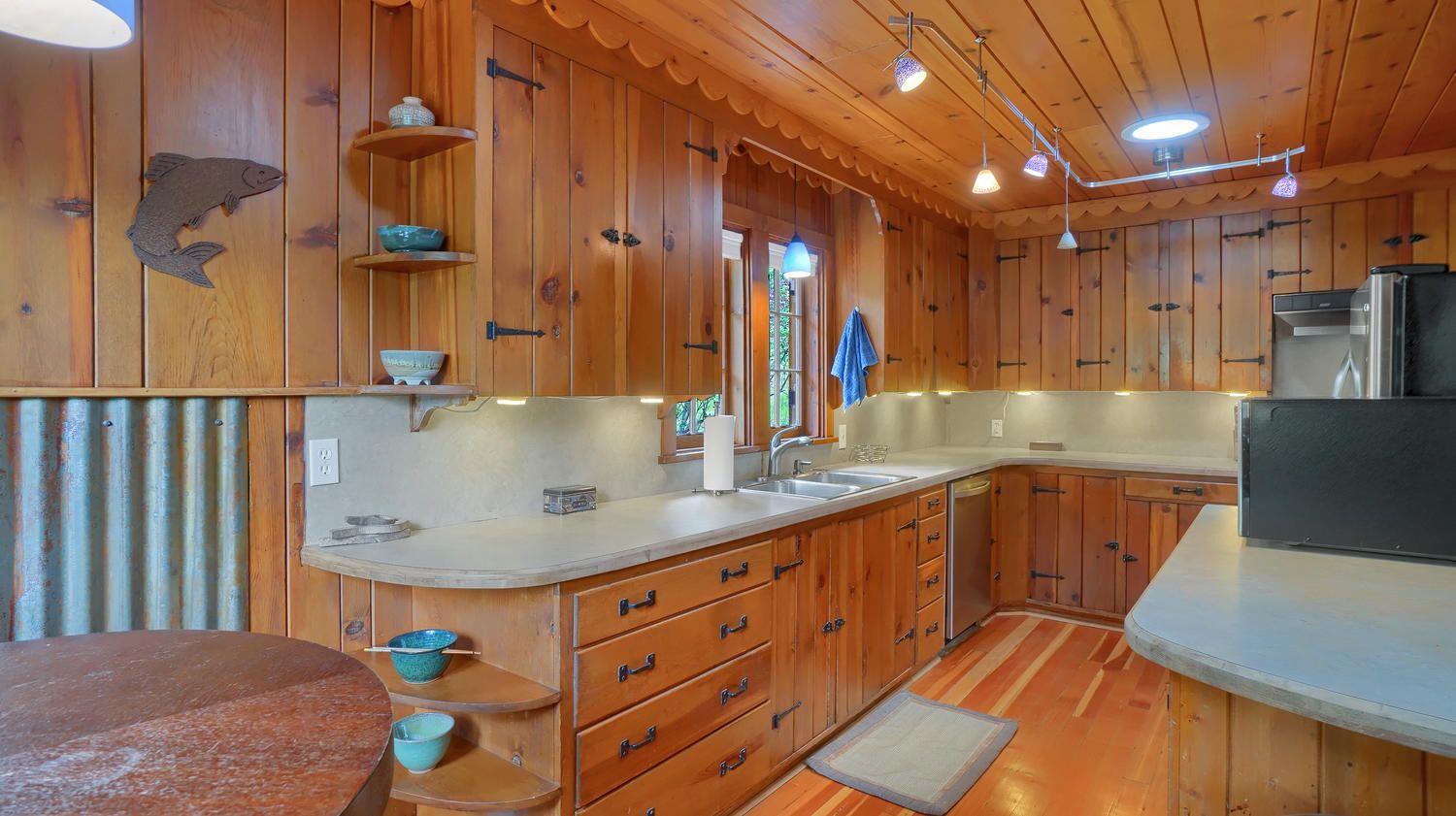 Lazy Squirrel Lodge - Getaway to a Cabin in the Mountains