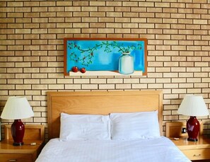 Habitación básica doble | Caja de seguridad en la habitación y tabla de planchar con plancha 