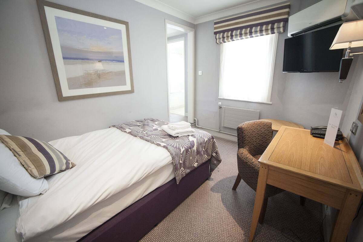 Basic Single Room | In-room safe, iron/ironing board, WiFi (free), bed sheets