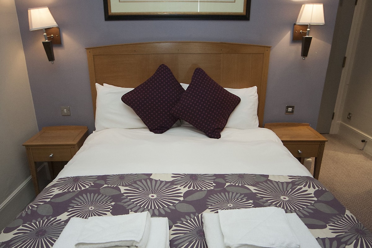 Basic Double Room | In-room safe, iron/ironing board, WiFi (free), bed sheets