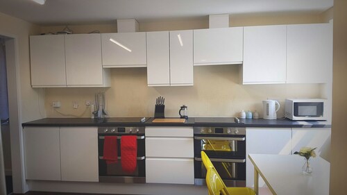 Modern City Home with 5 Ensuites and Private Parking! Perfect for Working teams