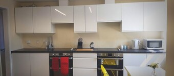 Modern City Home with 5 Ensuites and Private Parking! Perfect for Working teams