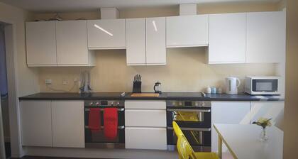 Modern City Home with 5 Ensuites and Private Parking! Perfect for Working teams