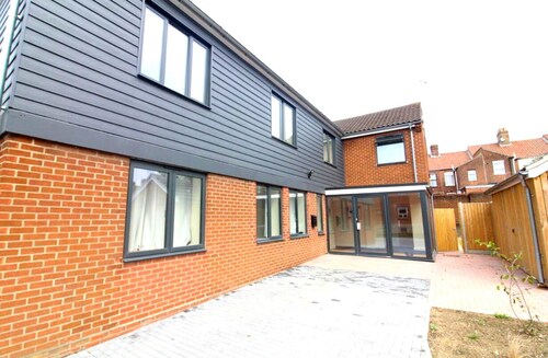 Modern City Home with 5 Ensuites and Private Parking! Perfect for Working teams