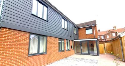 Modern City Home with 5 Ensuites and Private Parking! Perfect for Working teams