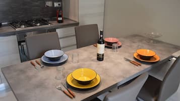 Kühlschrank, Mikrowelle, Ofen, Herdplatte