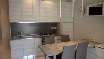 Frigorifero, microonde, forno, piano cottura
