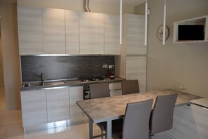 Fridge, microwave, oven, stovetop - Pigneto apartment villini Dackins house (Roma)