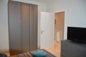 2 chambres, fer et planche à repasser, Wi-Fi, draps fournis