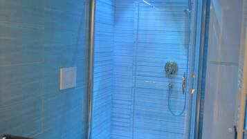 Dusche, Haartrockner, Bidet, Handtücher