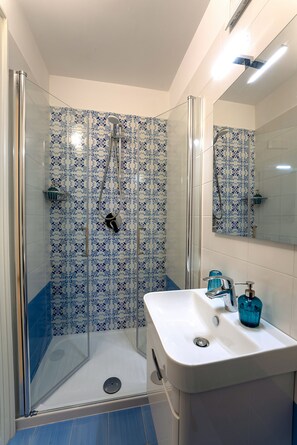 Dusche, Haartrockner, Handtücher, Seife