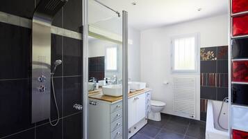 Douche, baignoire Ă jets, sĂšche-cheveux, serviettes fournies
