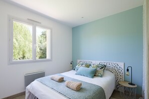 3 bedrooms, iron/ironing board, free WiFi, bed sheets - La Rapinette, a quiet accommodation between Nantes and the ocean (Cheix-en-Retz)