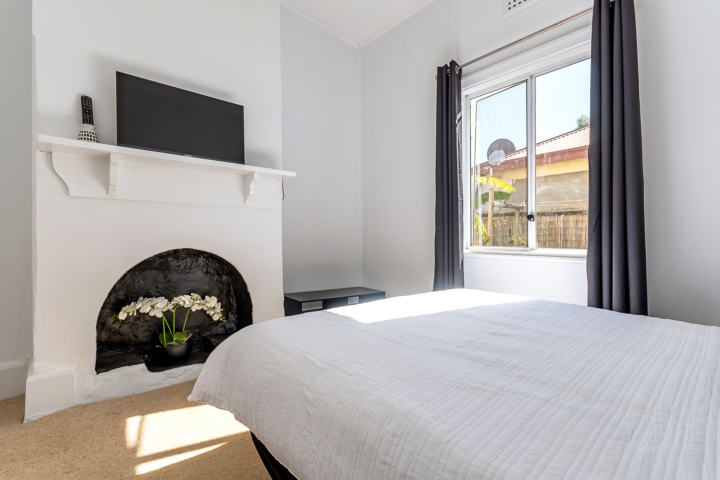 100 Year Old Cottage walking distance from Shops and Cafes.  — image 14