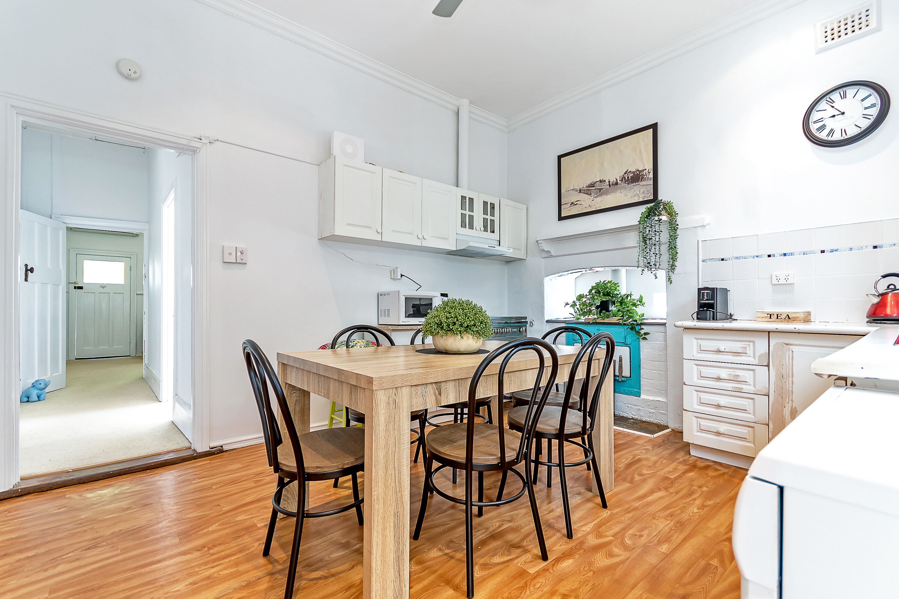 100 Year Old Cottage walking distance from Shops and Cafes.  — image 22