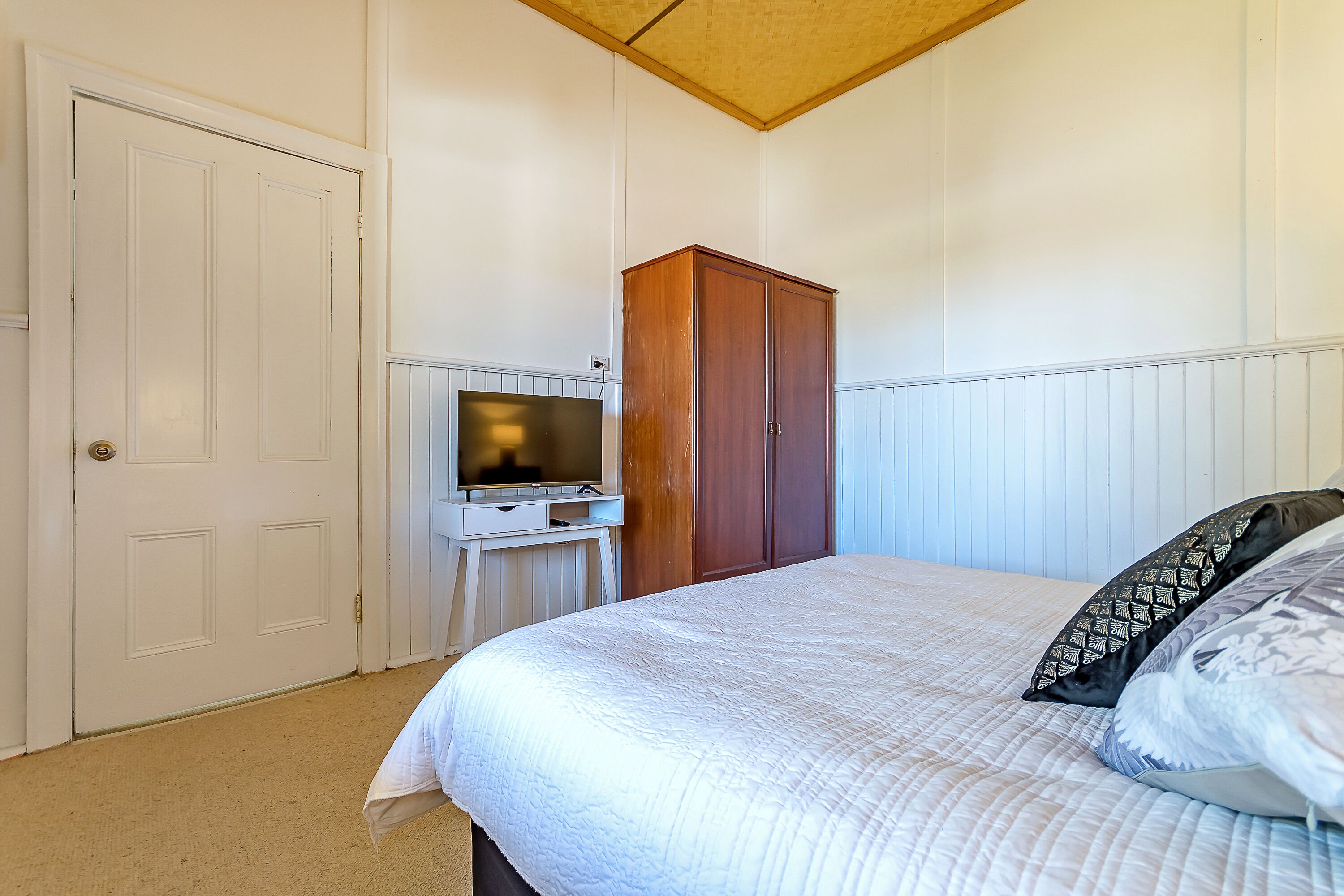 100 Year Old Cottage walking distance from Shops and Cafes.  — image 11