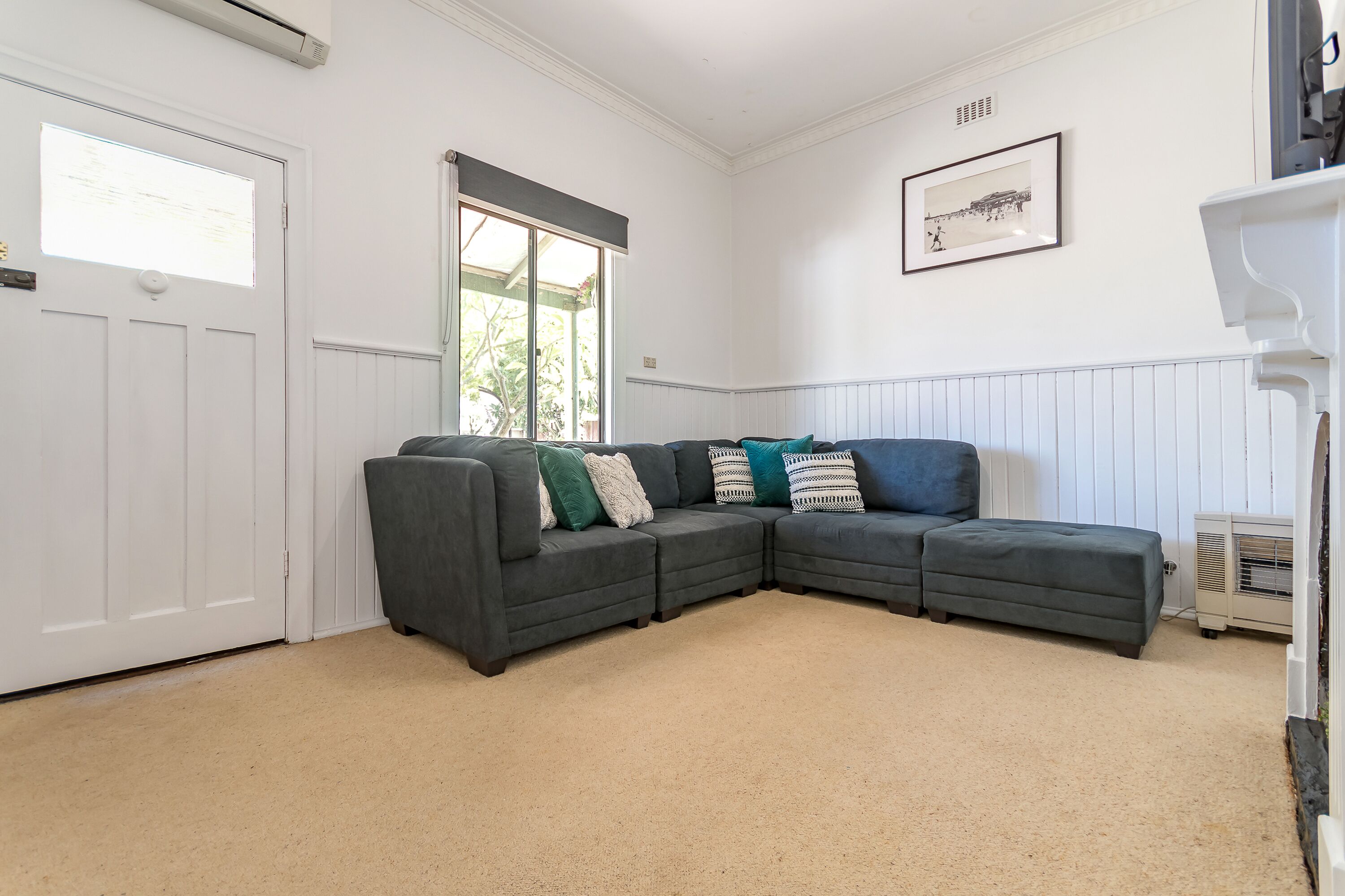 100 Year Old Cottage walking distance from Shops and Cafes. 