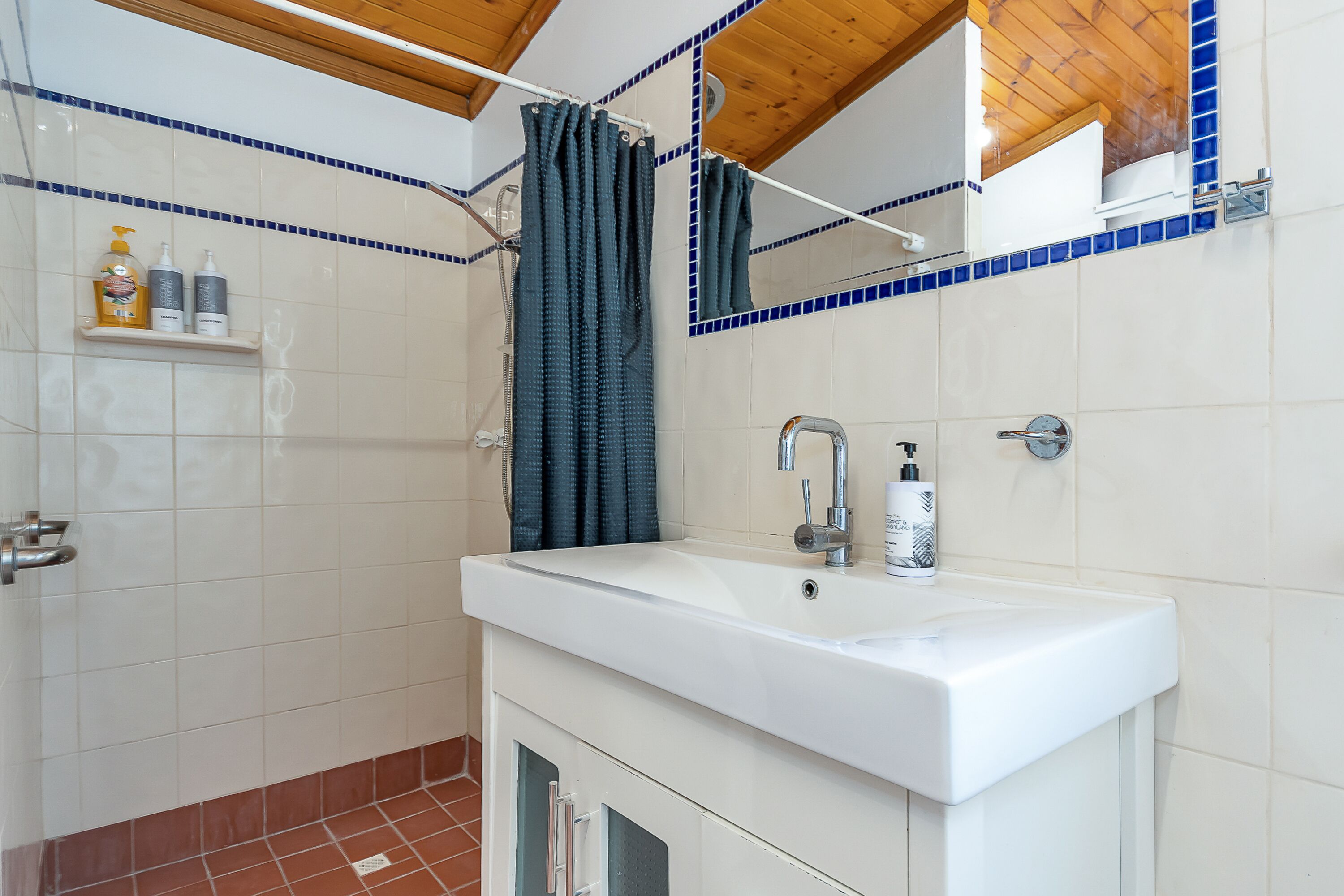 100 Year Old Cottage walking distance from Shops and Cafes.  — image 19