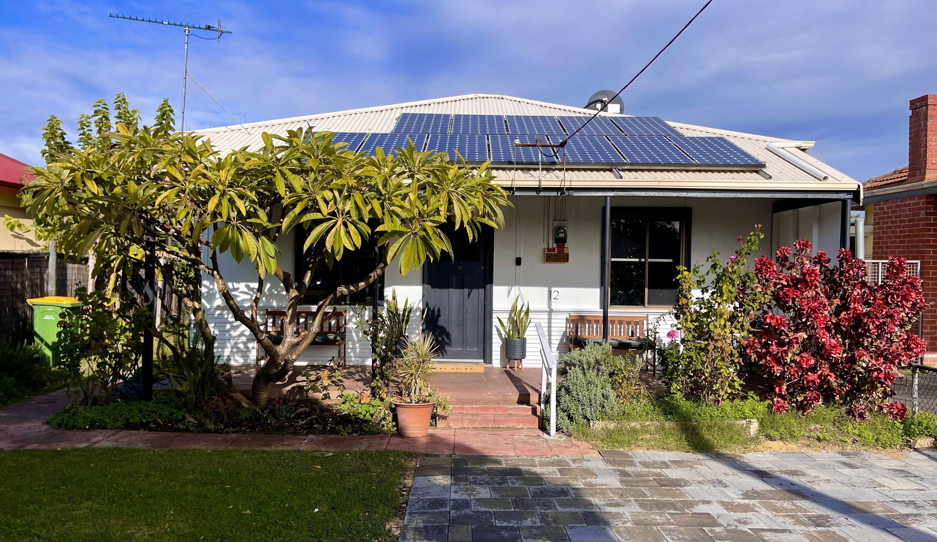 100 Year Old Cottage walking distance from Shops and Cafes. 