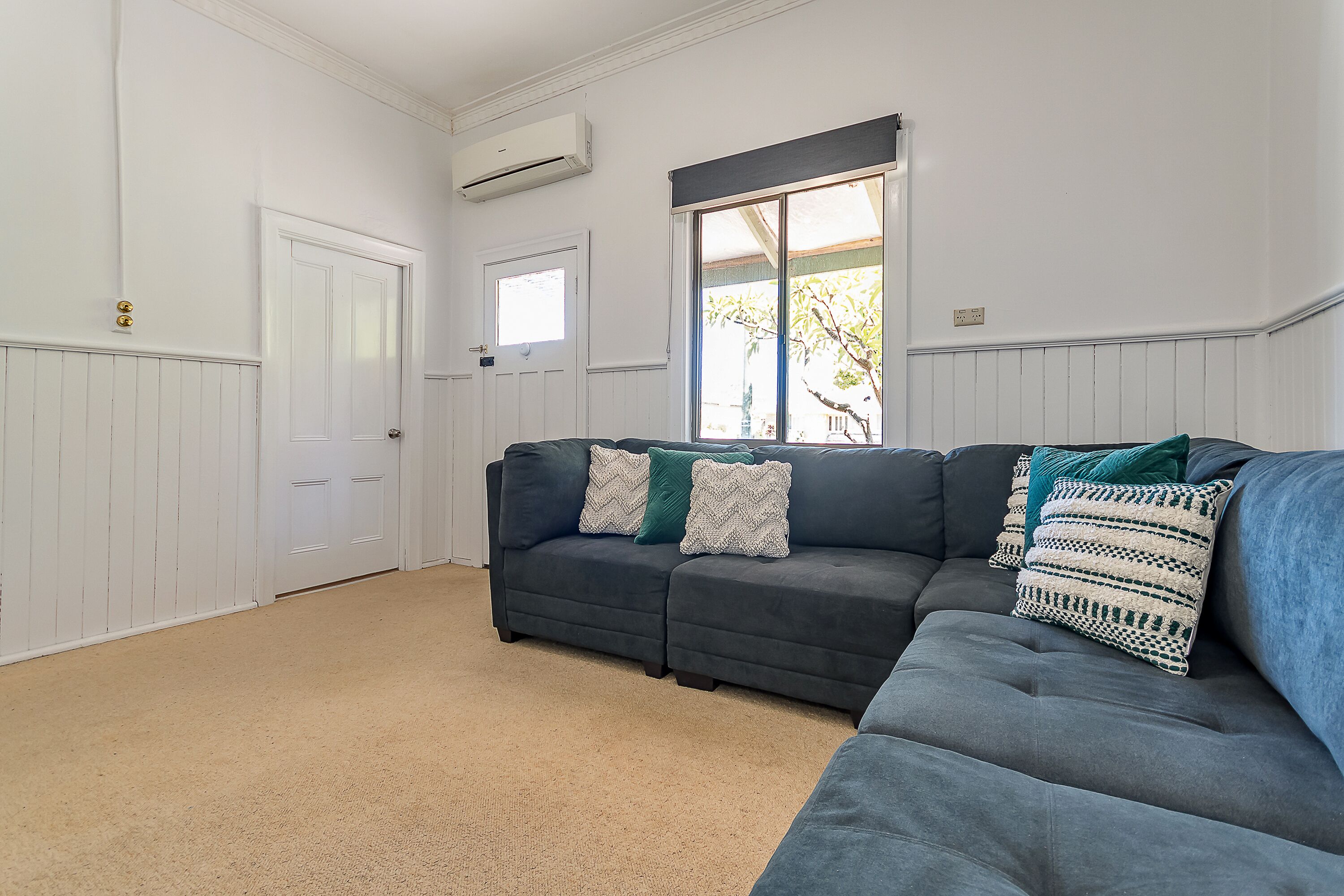 100 Year Old Cottage walking distance from Shops and Cafes. 