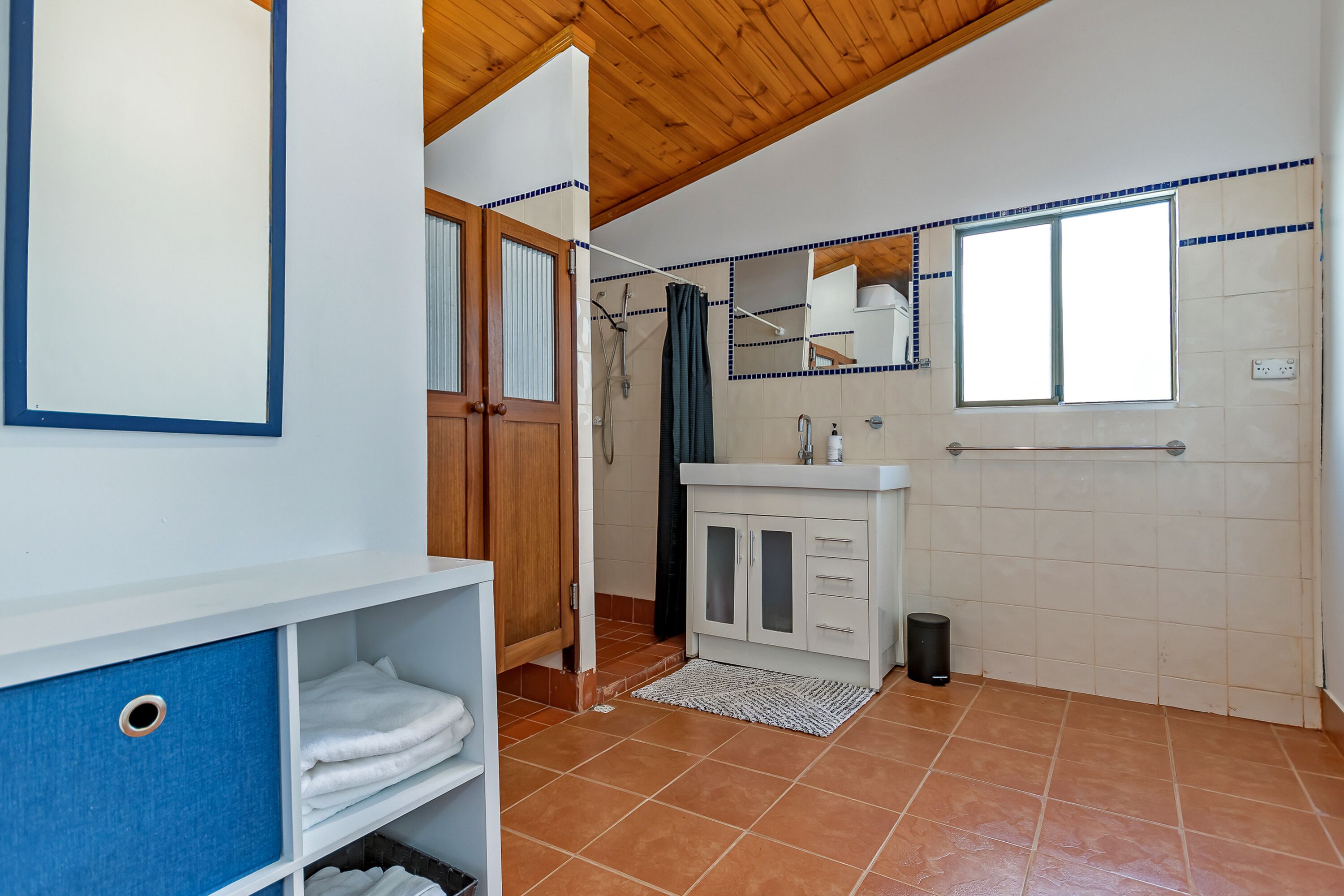 100 Year Old Cottage walking distance from Shops and Cafes.  — image 4