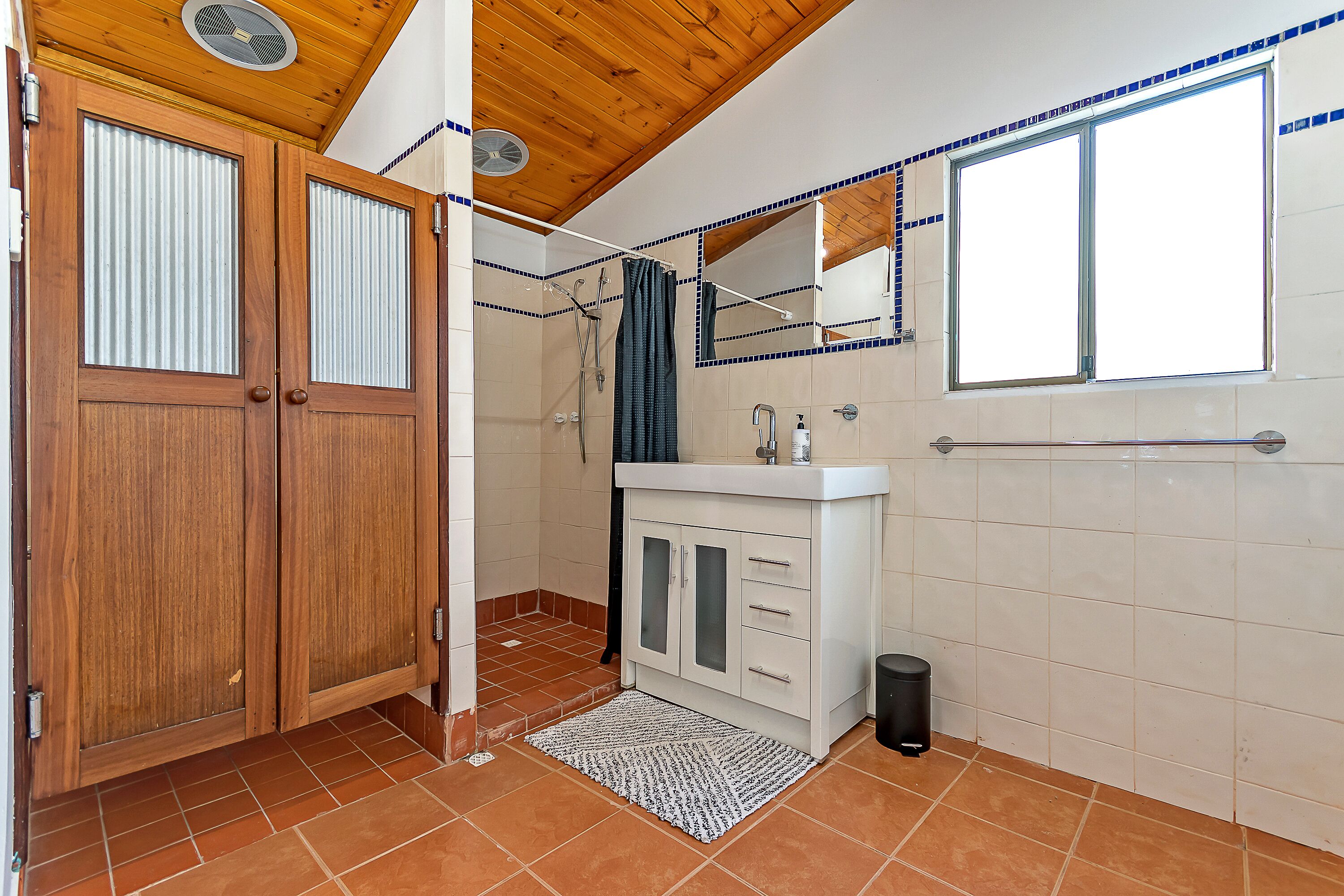 100 Year Old Cottage walking distance from Shops and Cafes.  — image 18