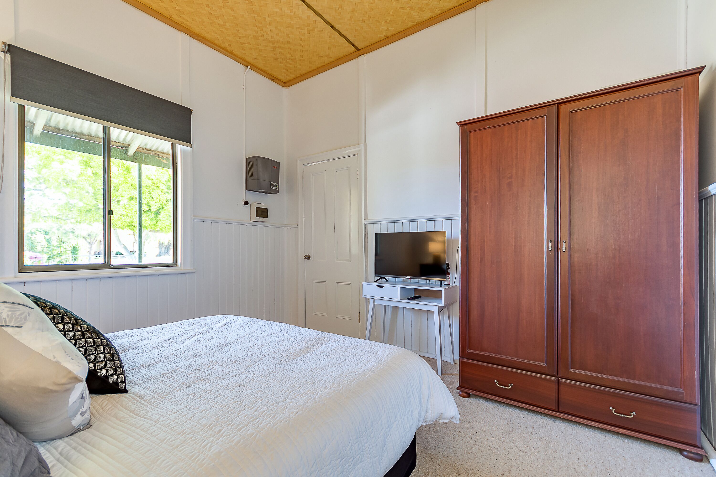 100 Year Old Cottage walking distance from Shops and Cafes.  — image 12