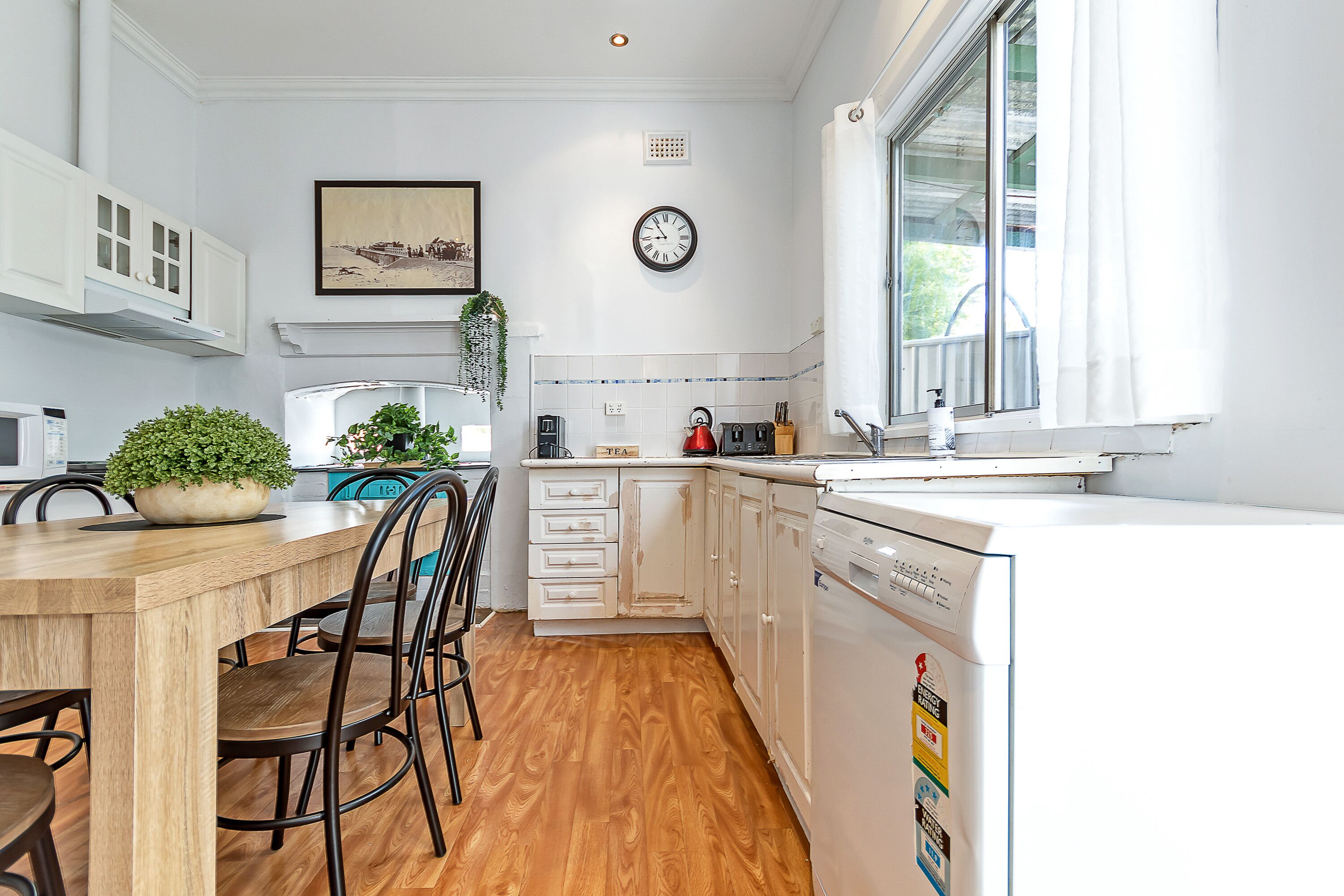 100 Year Old Cottage walking distance from Shops and Cafes.  — image 25