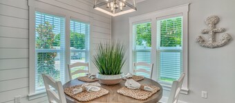Beachside Bungalow 3 Blocks from Private Beach! Just 3 miles to Pier Park!