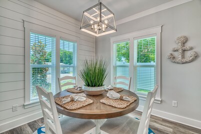 Beachside Bungalow 3 Blocks from Private Beach! Just 3 miles to Pier Park!