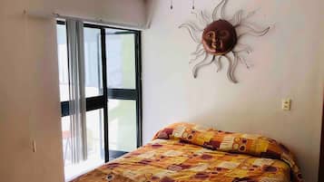 2 dormitorios, escritorio, tabla de planchar con plancha y cuna de viaje