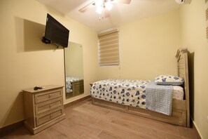3 habitaciones, tabla de planchar con plancha, wifi y ropa de cama 
