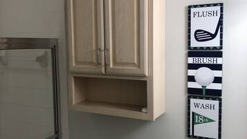 Ensemble douche/baignoire, sĂšche-cheveux, serviettes fournies, savon