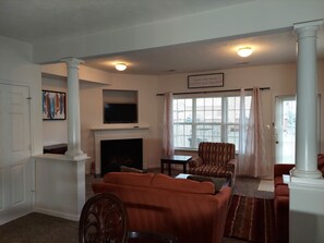 Smart TV, offices - 4 Bdr TH Near Historic Downtown Fredericksburg & Quantico Sleeps 8 more (Fredericksburg)