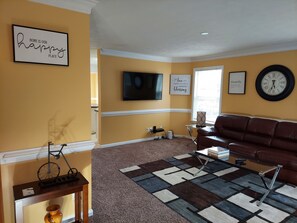 Interior - 4 Bdr TH Near Historic Downtown Fredericksburg & Quantico Sleeps 8 more (Fredericksburg)