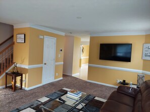 Smart TV, offices - 4 Bdr TH Near Historic Downtown Fredericksburg & Quantico Sleeps 8 more (Fredericksburg)