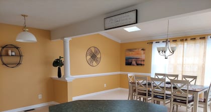 4 Bdr TH Near Historic Downtown Fredericksburg & Quantico Sleeps 8 more