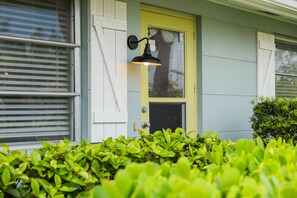 Exterior detail - Updated ground-level Villa, Pet Friendly and so close to the beach! Great Rates! (Holmes Beach)