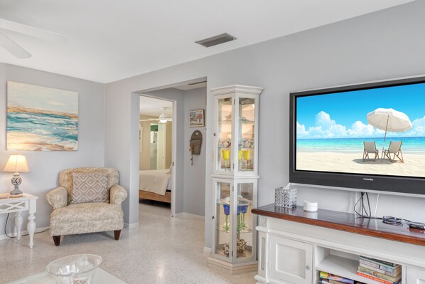 Smart TV - Updated ground-level Villa, Pet Friendly and so close to the beach! Great Rates! (Holmes Beach)