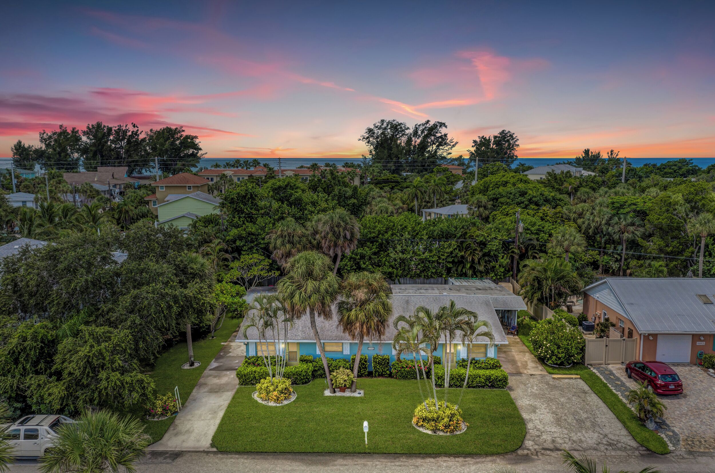Awesome location, quiet neighborhood with a quick and easy  walk to the beach!