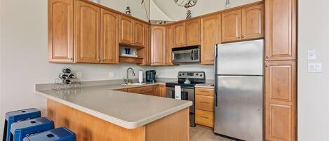 Frigorifero, microonde, forno, piano cottura